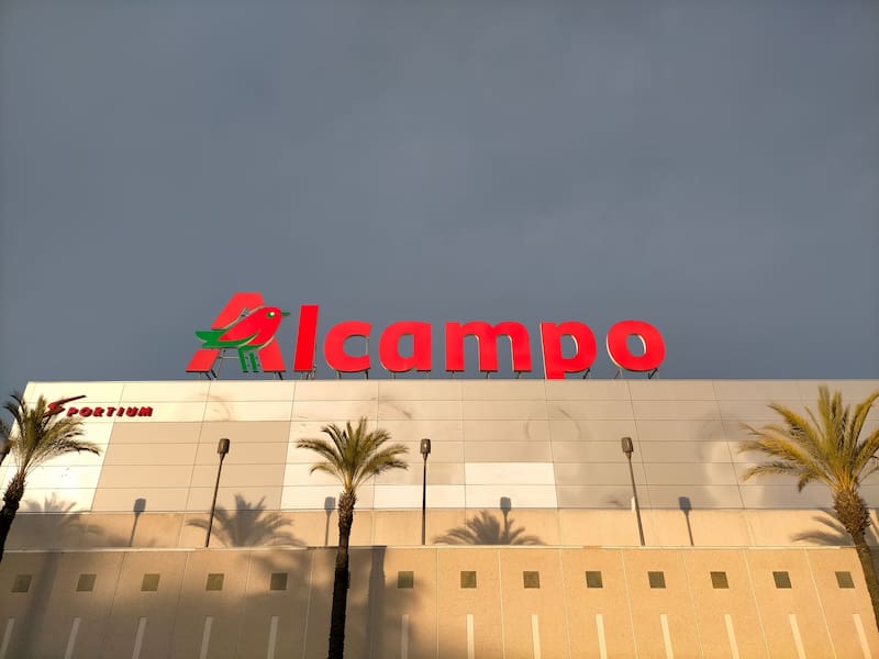 Alcampo anunció el cierre de 25 tiendas y el despido de hasta 710 empleados (Fuente: Shutterstock)