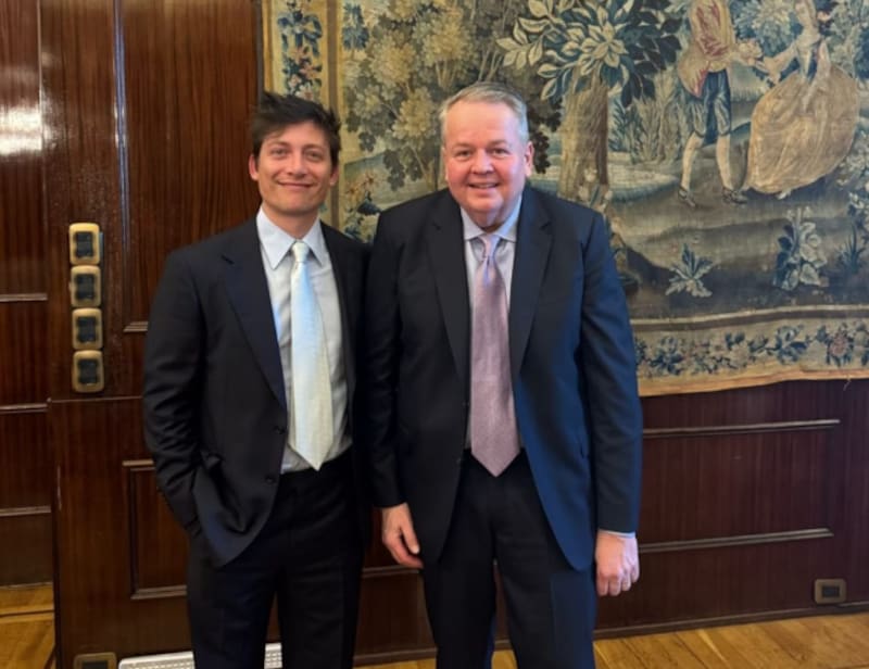 Los asesores Santiago Caputo y Barry Bennett