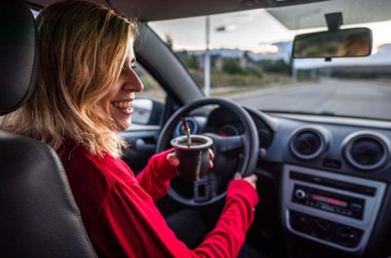 ¿Cuántas luces de emergencia necesitas en el coche? La respuesta puede evitarte una multa. (Imagen: archivo)