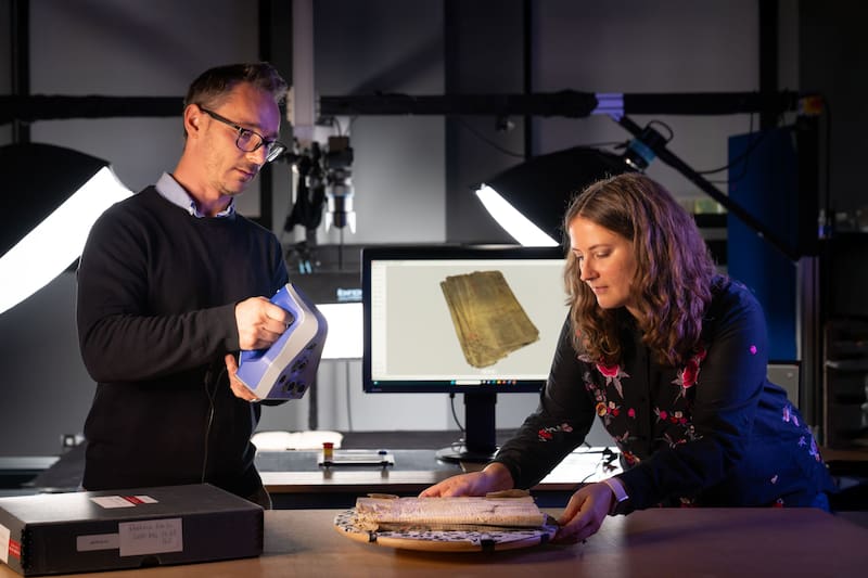 Investigadores utilizaron escáneres 3D y microtomografía para desvelar el contenido de un texto medieval.(Foto: Biblioteca digital Universidad de Cambridge cudl.lib.cam.ac.uk)