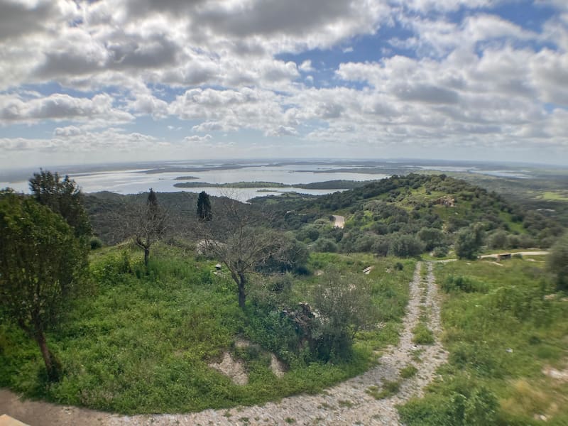 El lago de Alqueva: un espejo de agua que refleja siglos de historia en la frontera entre España y Portugal. (Foto: Wikimedia Commons - Herbert Wie)