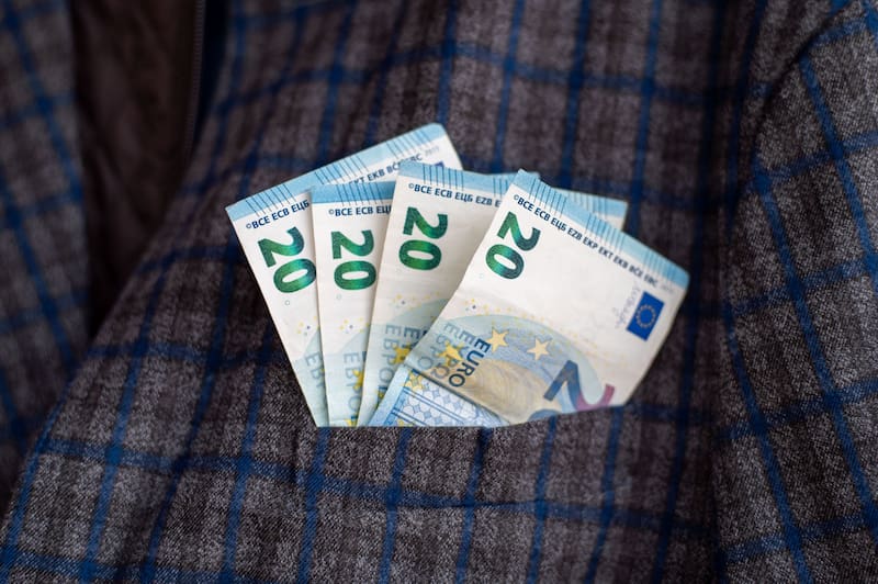 Ayuda de 420 euros para personas mayores de 65 años sin pensión: cómo tramitarla.