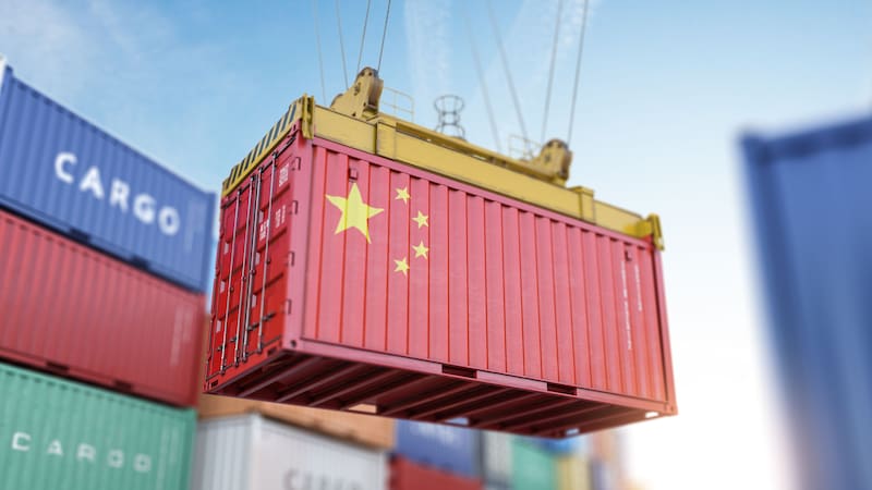 La Unión Europea planea aplicar una tasa fija de 2 euros a miles de millones de pequeños paquetes, provenientes principalmente de China. Foto: Shutterstock.