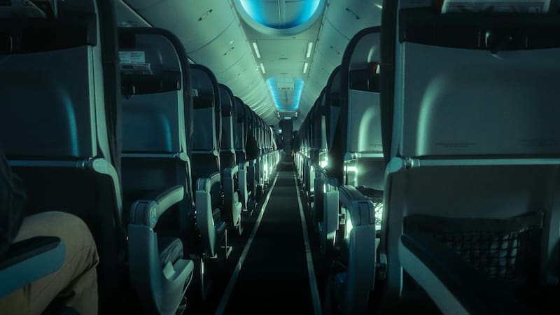 Pasillo de avión. Foto: Pexels.