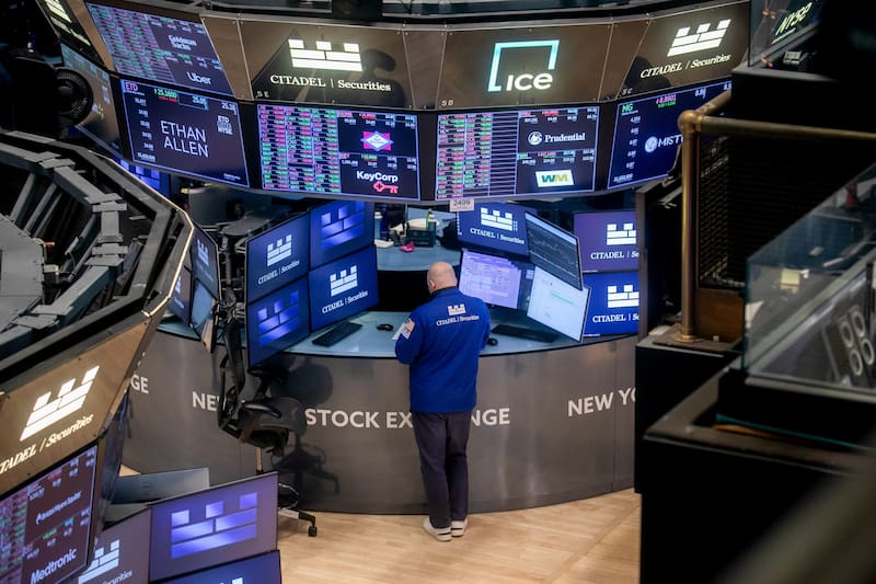 El S&P 500 y el Nasdaq Composite cerraron en máximos históricos el viernes gracias a sólidos resultados corporativos.