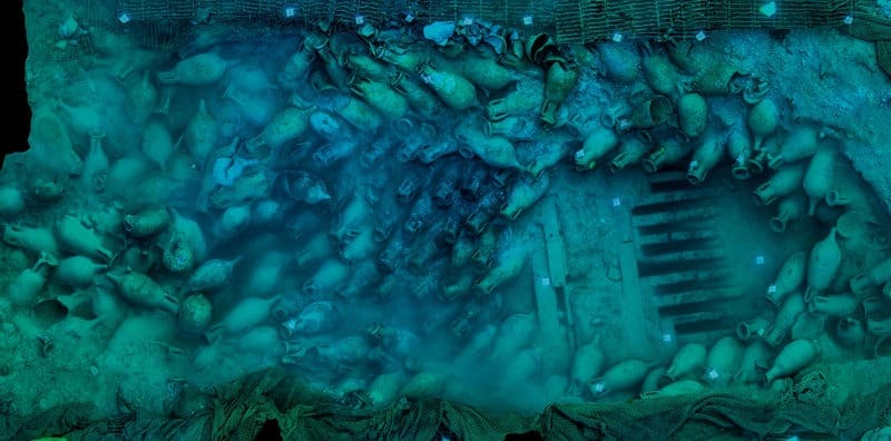 Parte de los tesoros arqueológicos del barco romano. Fuente: National Geographic.