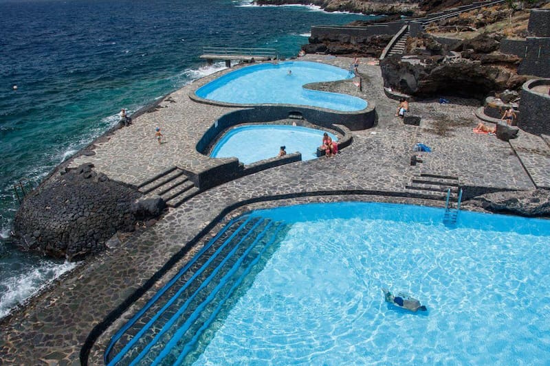 El Charco Azul es una de las piscinas naturales más visitadas de El Hierro y destaca por sus aguas cristalinas.(Foto: www.holaislascanarias.com)