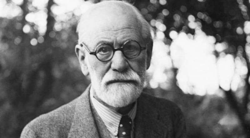Sigmund Freud analizó el vínculo entre el amor, la felicidad y el sufrimiento en su obra El malestar en la cultura, publicada en 1930.