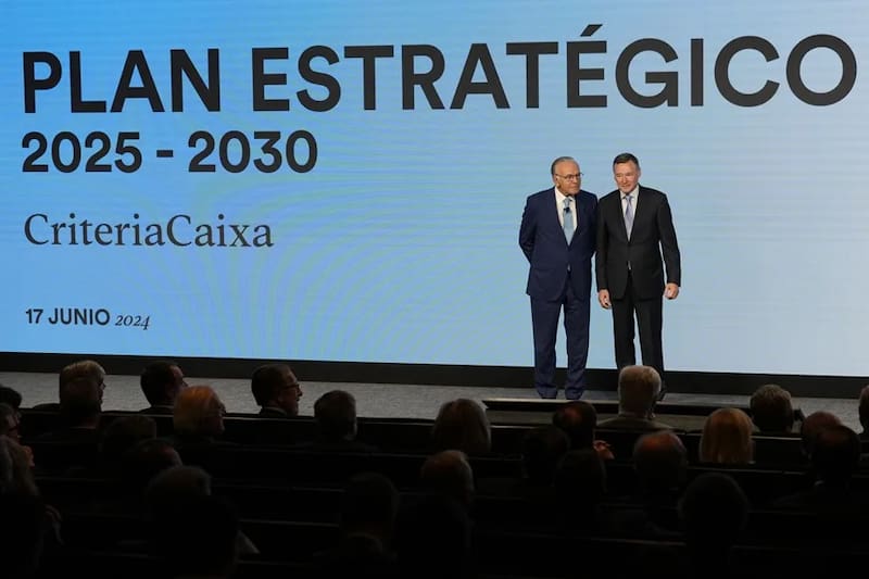 El presidente de CriteriaCaixa Isidro Fainé (i), acompañado por el consejero delegado, Ángel Simón (d), en una imagen de archivo. EFE