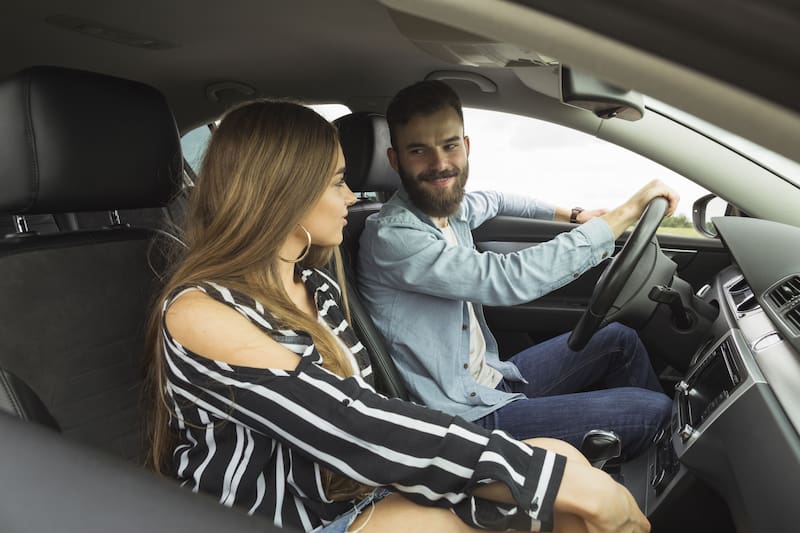 Activar la recirculación ayuda a mantener el aire frío dentro del vehículo. (Foto: Freepik)
