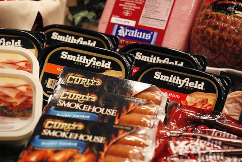 Una de las primeras y más resonantes operaciones se dio en 2013, cuando la empresa china WH Group, antes conocida como Shuanghui International, adquirió Smithfield Foods por 4.700 millones de dólares. Imagen: archivo.