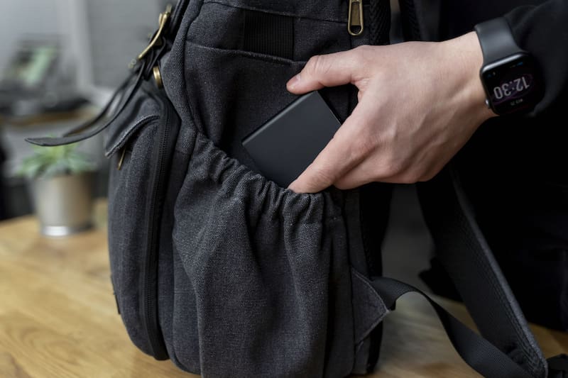 El Supremo confirma que una empresa no puede registrar el bolso de un trabajador aunque salte la alarma antirrobo: solo en estos casos. (Foto: Freepik)
