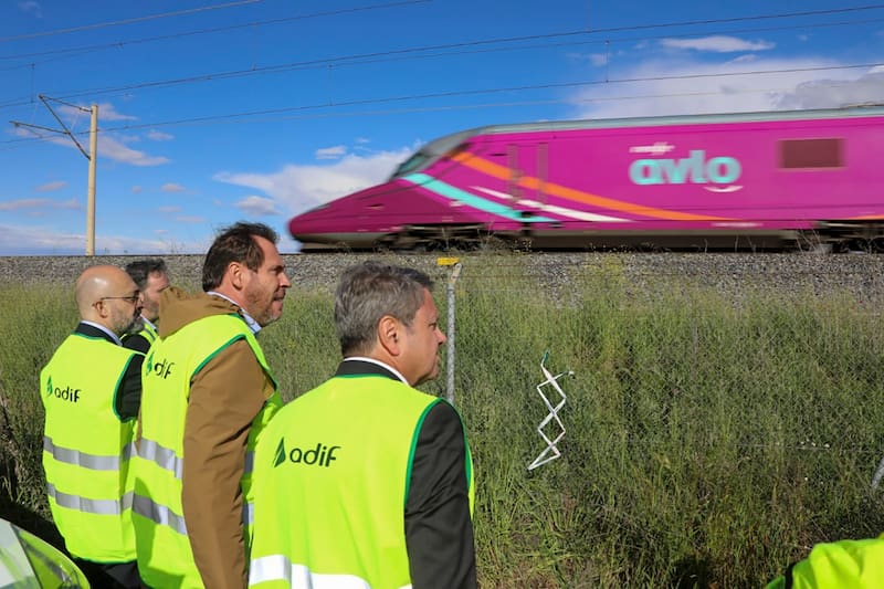 Oficial | El Gobierno prepara inversiones de 20.000 millones en transporte: el plan prevé mantenimiento de carreteras, mejoras para los trenes y autobuses. Fuente: EFE