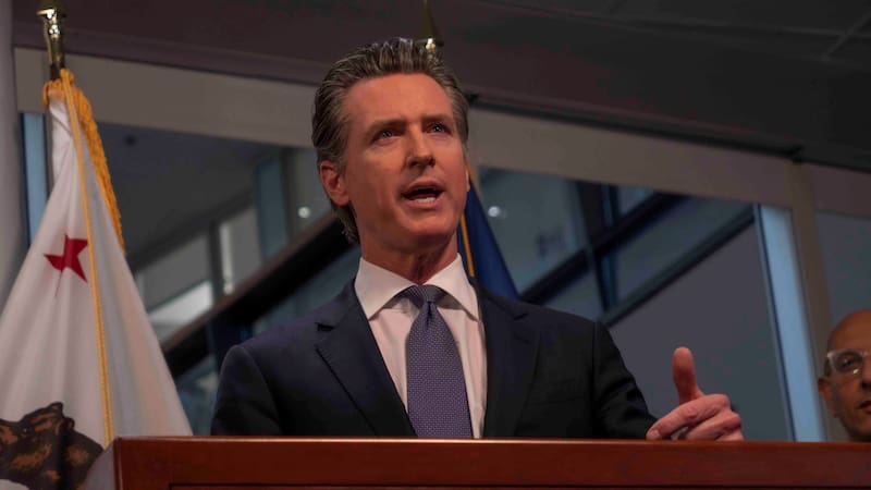 Gavin Newsom puso en marcha una serie de medidas que buscan proteger a los consumidores de malos servicios junto a otras normativas. Fuente: Archivo.