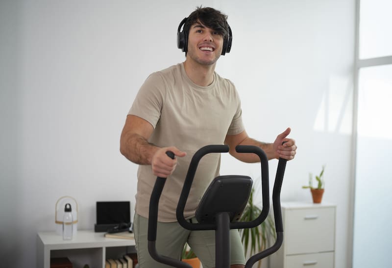 Un ejercicio completo: piernas, brazos y core trabajan al mismo tiempo en la máquina elíptica. (Foto: Freepik)