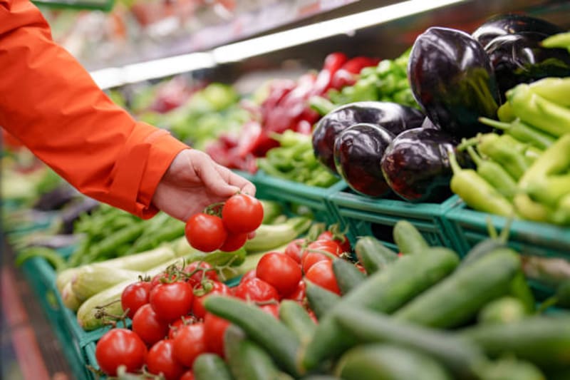 Alerta alimentaria en todo el continente: salmonela en tomates, listeria en quesos y paracetamol en pepinillos