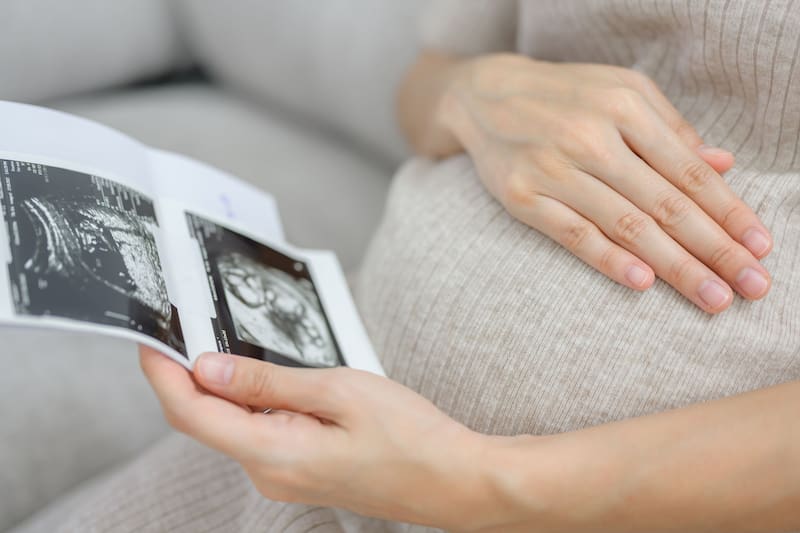 La SCJN evalúa si la discriminación laboral por embarazo debe considerarse una violación grave a los derechos humanos, con consecuencias legales más duras para empresas e instituciones públicas. Fuente: FreePik