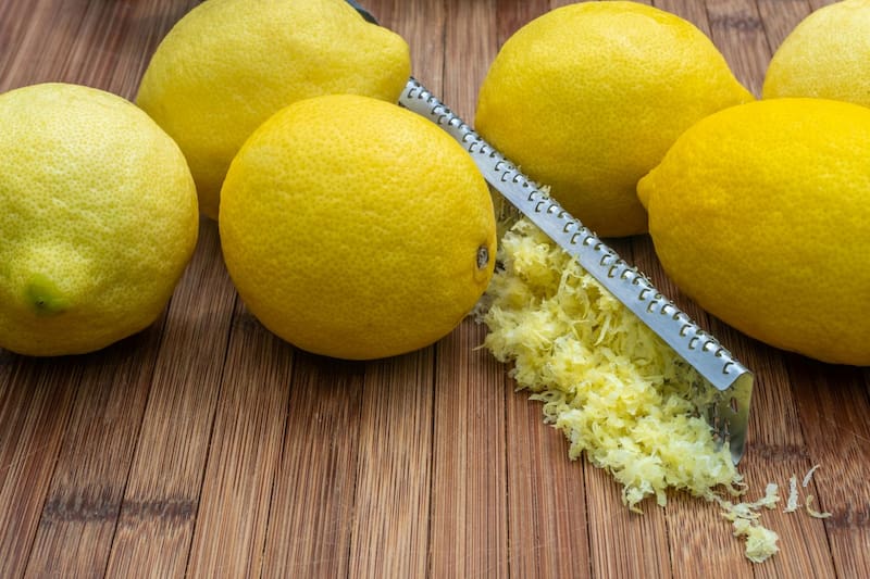 Con este truco aprovecharás toda la cáscara de tus limones para perfumar tus preparaciones. Foto: Pexels.