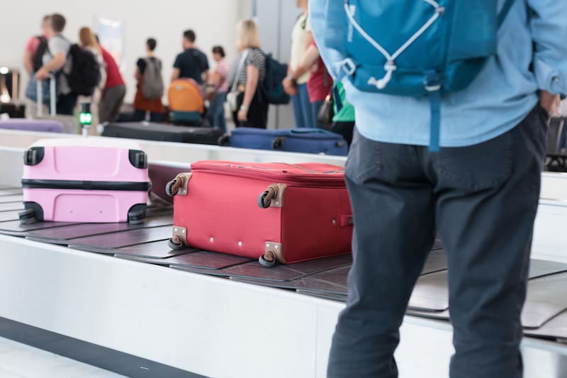 ¡Atención viajero! Llevar objetos prohibidos en tu equipaje podría costarte la visa americana. Fuente: Shutterstock.