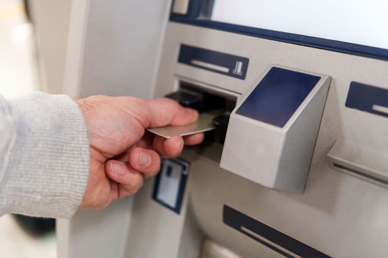 Pueden inhabilitarse los fondos de una cuenta bancaria hasta que se resuelva la deuda o IRS efectivamente los embargue. Fuente: archivo.