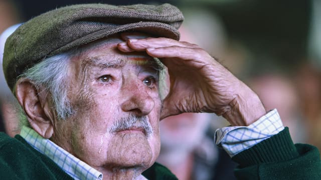 Presentan sello en homenaje a José Mujica en el Palacio del Correo