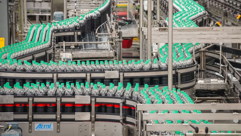 Al tercer trimestre de 2025, Coca-Cola Femsa reportó una deuda neta de MXN 43,947 millones de dólares.