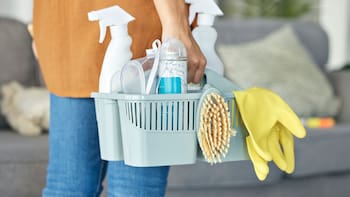 Ayuda de 480 euros para las empleadas del hogar: ¿cómo pedirla y cuáles son los requisitos?