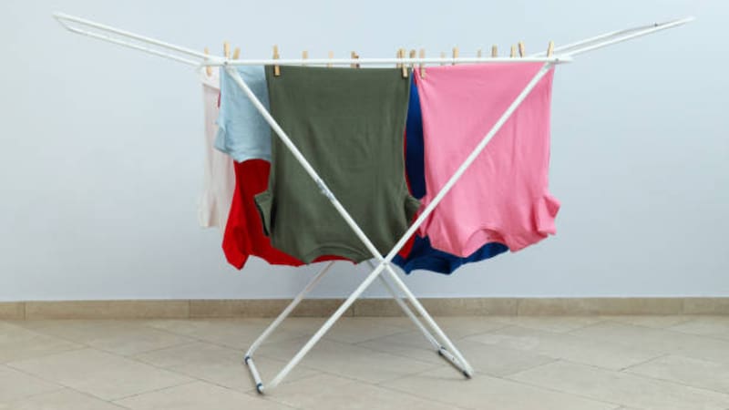 El método "tendido arcoíris" requiere un tender y la disposición de las prendas en las varillas disponibles.