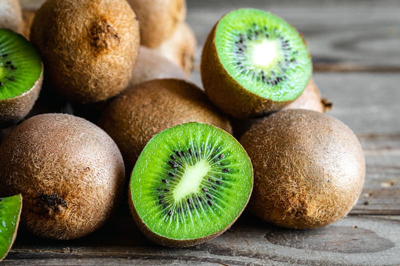 El kiwi encabeza la lista de alimentos con vitamina C que compartió la CUN. Fuente: archivo.