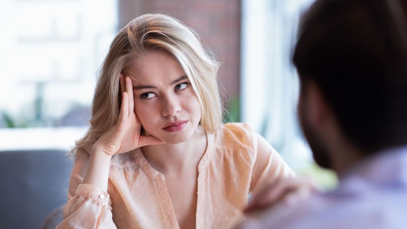 Qué significa que una persona desvíe la mirada al hablar, según la psicología del comportamiento. (Imagen: Archivo).