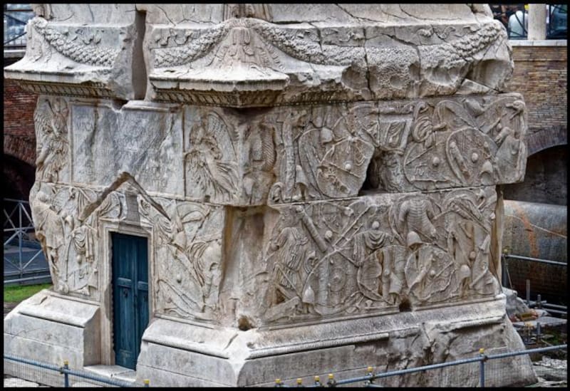 Puerta de la columna Trajana. (Fuente: artépolis)