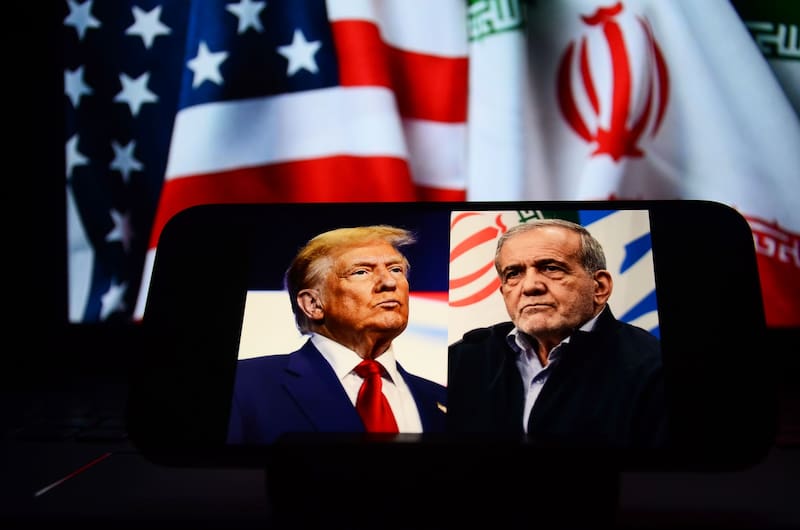 Irán advirtió a Estados Unidos, el Reino Unido y Francia que atacará sus bases militares y buques si intervienen en su represalia contra Israel. Foto: Shutterstock.