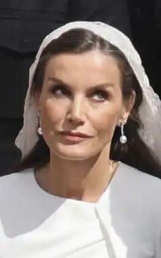 La reina Letizia de España reconoce el trabajo de cinco jóvenes colombianos: “La educación es lo que acaba transformando la vida de las personas”