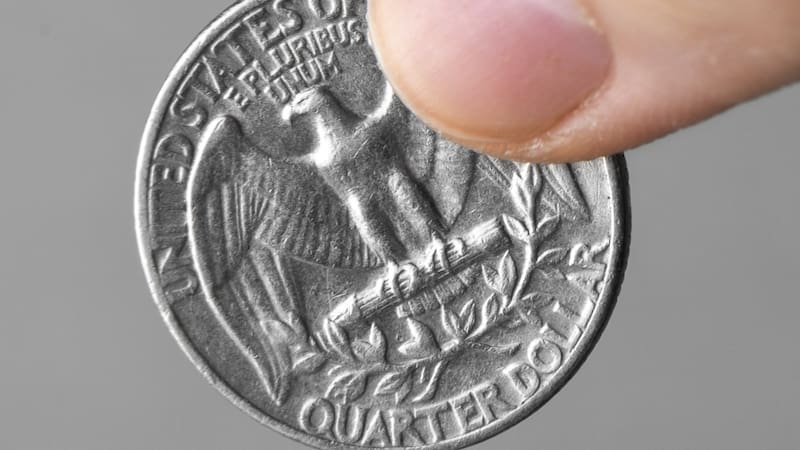 La moneda de 25 centavos de dólar tiene en el reverso la imagen de un águila. Foto: FreePik.es.