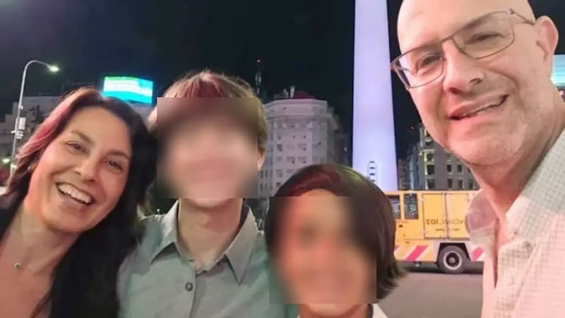 Laura Leguizamón (50) apuñaló a su esposo, Bernardo Seltzer (53), con tres cuchilladas mientras dormía y luego atacó a sus hijos Ian (15) e Ivo (13) con entre diez y doce estocadas cada uno; después se autolesionó en el pecho y las muñecas y murió en el baño. (Imagen: redes sociales)