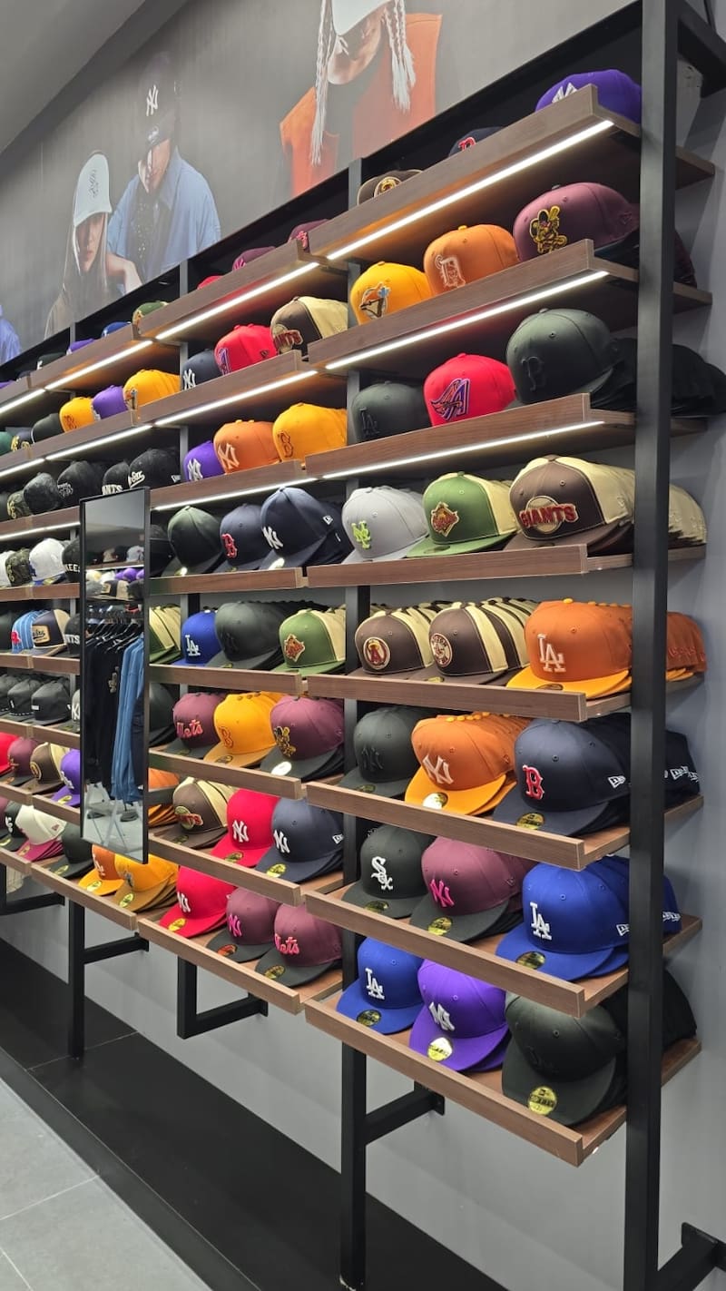 Variedad de modelos en el nuevo local de New Era en Unicenter