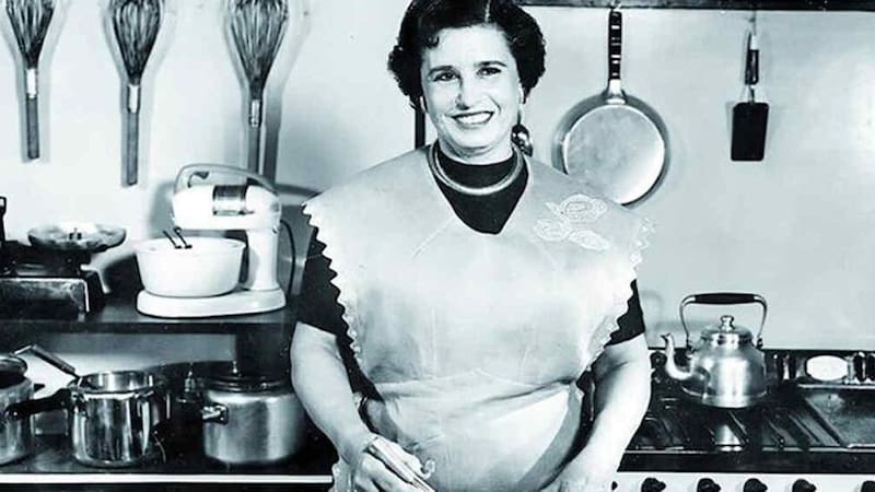 La receta de Doña Petrona combina 10 yemas, 10 claras batidas a punto nieve, azúcar, sal y harina para lograr una miga aireada.