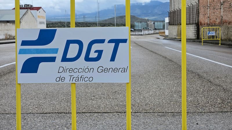La DGT establece una multa de 200 euros para los conductores que utilicen el teléfono móvil durante la conducción. (Foto: Shutterstock)