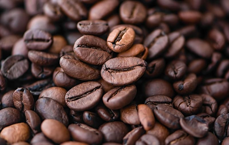 Un espresso con notas frutales o de chocolate funciona mejor que uno de tueste oscuro e intenso.