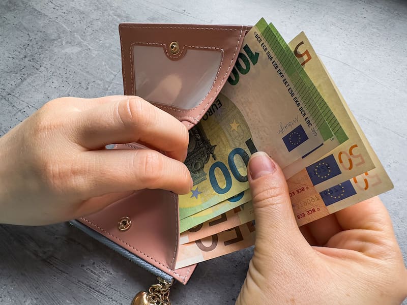 La Seguridad Social ha confirmado que, bajo ciertas condiciones, los mayores de 52 años también podrán acceder a la pensión por orfandad. (Fuente: Shutterstock)
