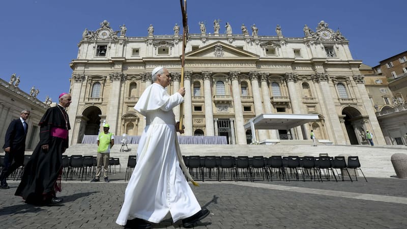 El papa Leon XIV encabezó este lunes la procesión de los ciudadanos y trabajadores del Vaticano que atravesaron la Puerta Santa de la basílica de San Pedro. Fuente: EFE.