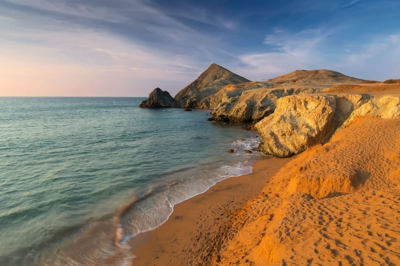 Con su atmósfera relajada, playas paradisíacas y una rica cultura ancestral, Cabo de la Vela sigue conquistando a quienes buscan un escape al paraíso. (Fuente: Shutterstock)