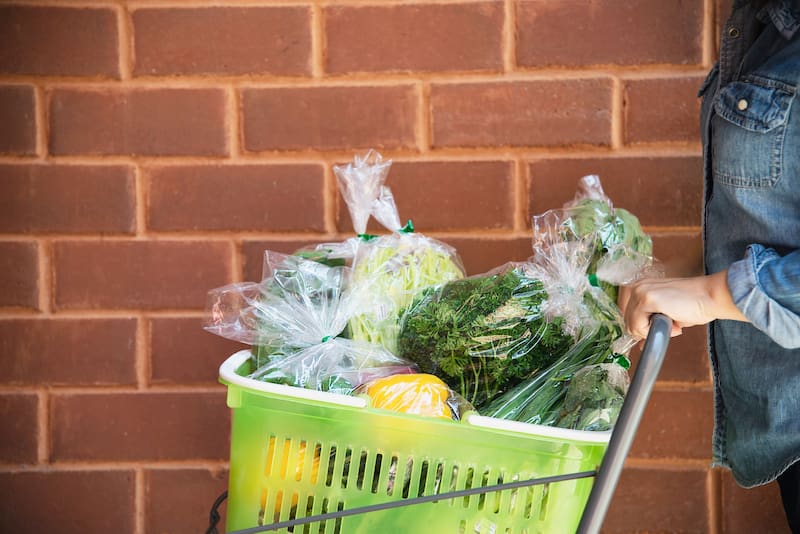 Los clientes podrán ingresar con sus propias bolsas —plásticas o reutilizables— o adquirir bolsas de papel en caja