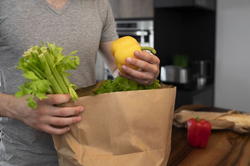 Los supermercados y tiendas que incumplan la norma ambiental podrían recibir multas de hasta 70,000 pesos por cada inspección en la que se detecte la falta. Fuente: FreePik.