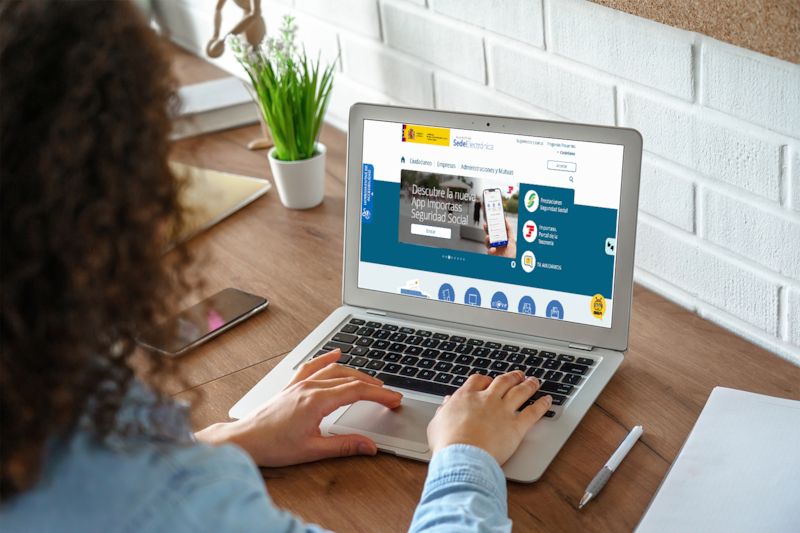 Antes de solicitar el IMV, conviene usar el simulador oficial de la Seguridad Social y preparar documentación para el expediente. (Fuente: Shutterstock / Producción propia)