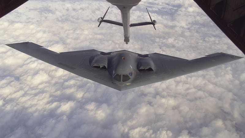 El B‑2 Spirit puede transportar hasta 2 unidades de GBU‑57A/B Massive Ordnance Penetrator, cada una capaz de perforar hasta 60 metros de concreto reforzado y liberar 800‑900 megajulios de energía cinética. Fuente: archivo