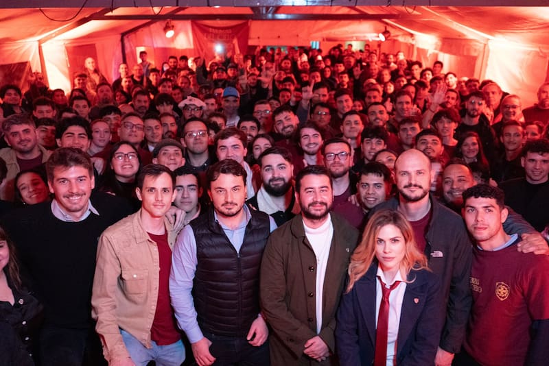 "Las Fuerzas del Cielo". Los jóvenes que acompañan a Milei, representan al sector más fiel y también qué más sufre.