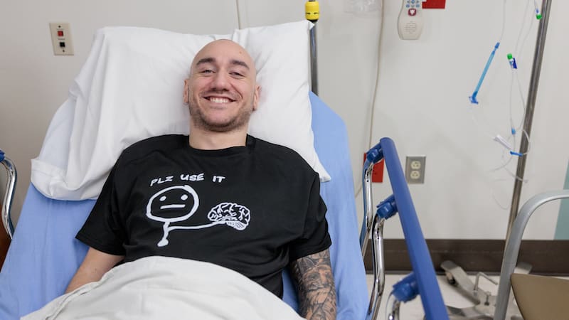 Noland Arbaugh fue el primer paciente en implantarse un chip de Neuralink.