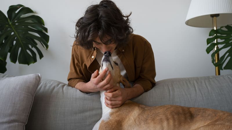 Acariciar un perro no es solo un acto de afecto, también funciona como una herramienta emocional.(Fuente: Freepik)