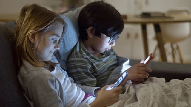 Uso excesivo de pantallas: ministerio advierte riesgos para la salud de niños y adolescentes